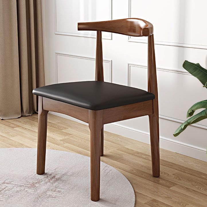 Sedia da sala da pranzo naturale appettata scandinava.