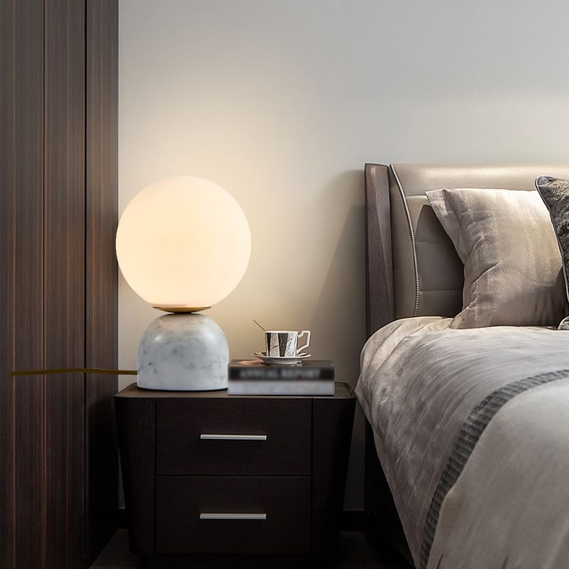 Lámpara de mesa de globo de vidrio en el estilo artístico moderno Luz de mesa de mármol para el dormitorio