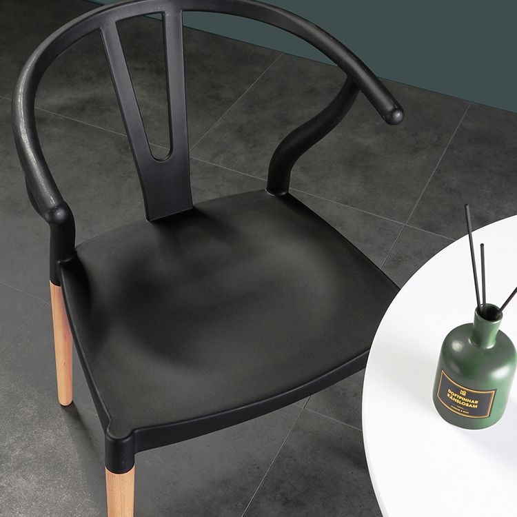 Sedia moderna del braccio braccio di faggio con finitura opaca sedia da pranzo in plastica