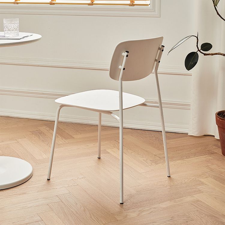 Silla de comedor de estilo moderno Silla auxiliar apilable sin brazos con patas de metal