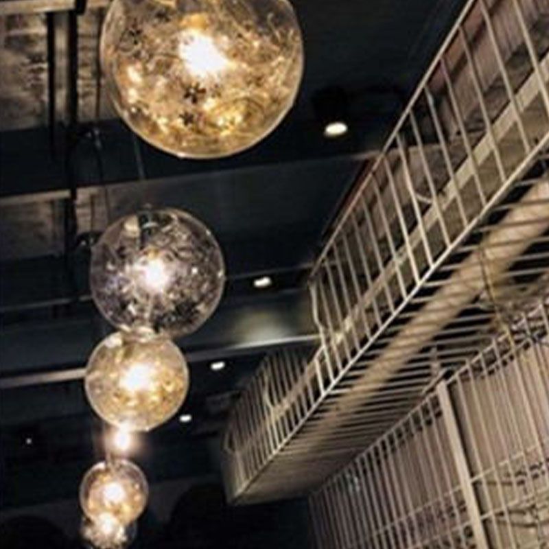 Un capestro a basso globo appeso vetro trasparente moderno ciondolo di illuminazione moderna