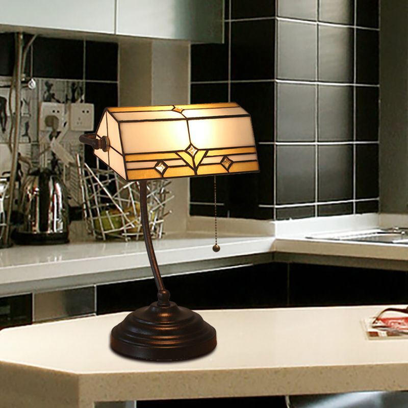 Luce da tavolo da gemma a testa singola macchia di vetrata in stile tiffany in bianco con catena di trazione