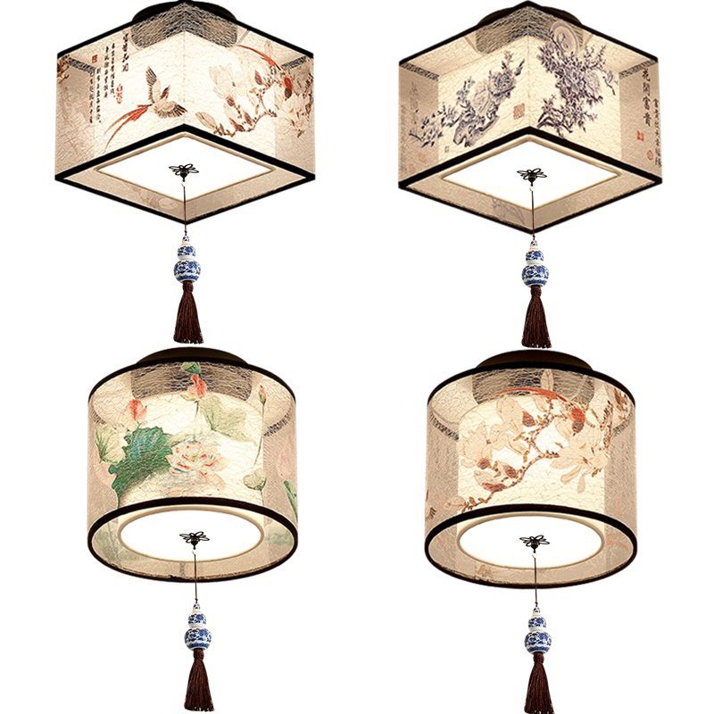 Lampada tradizionale con soffitta tradizionale del soffitto di tessuto geometrico.