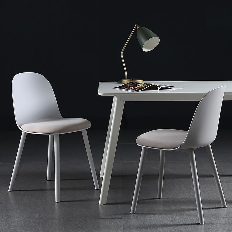 Silla auxiliar de comedor escandinavo de plástico Silla de comedor Parsons con acabado mate (juego de 4)