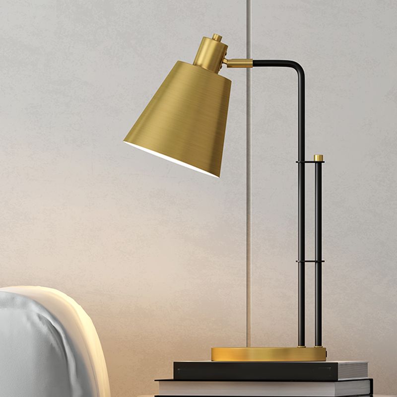 Modernité Table effilée éclairage en métal 1-Light Bedroom Night lampe en laiton avec base ronde