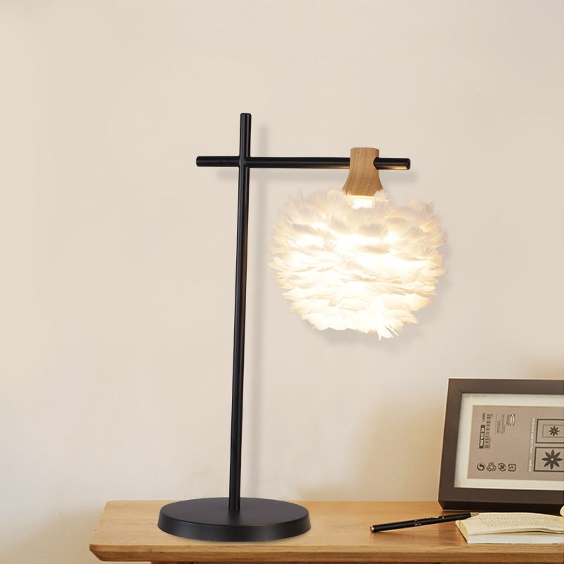Nordic Mini Globe Night Light Feather 1-Licht-Schlafzimmertischlampe mit Kreuzarm in Schwarzweiß
