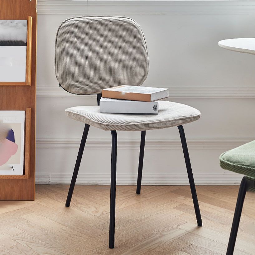 Silla de comedor de metal de estilo contemporáneo, acabado mate, silla lateral sin brazos para cocina