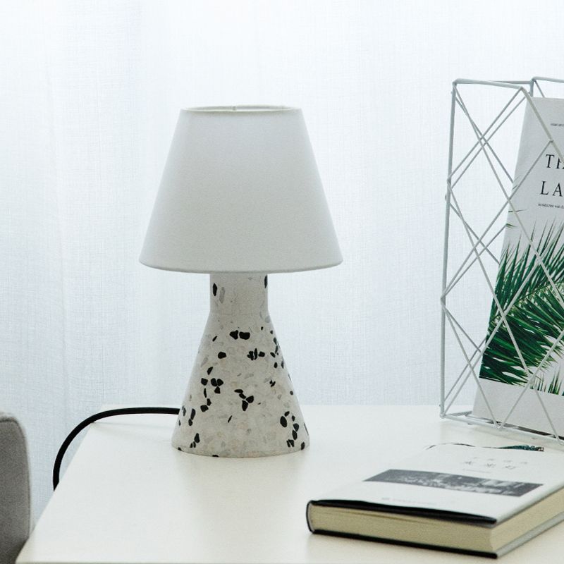 Lampe de table de nuit évasée moderne en marbre à 1 lumière pour chambre à coucher avec abat-jour en tissu baril