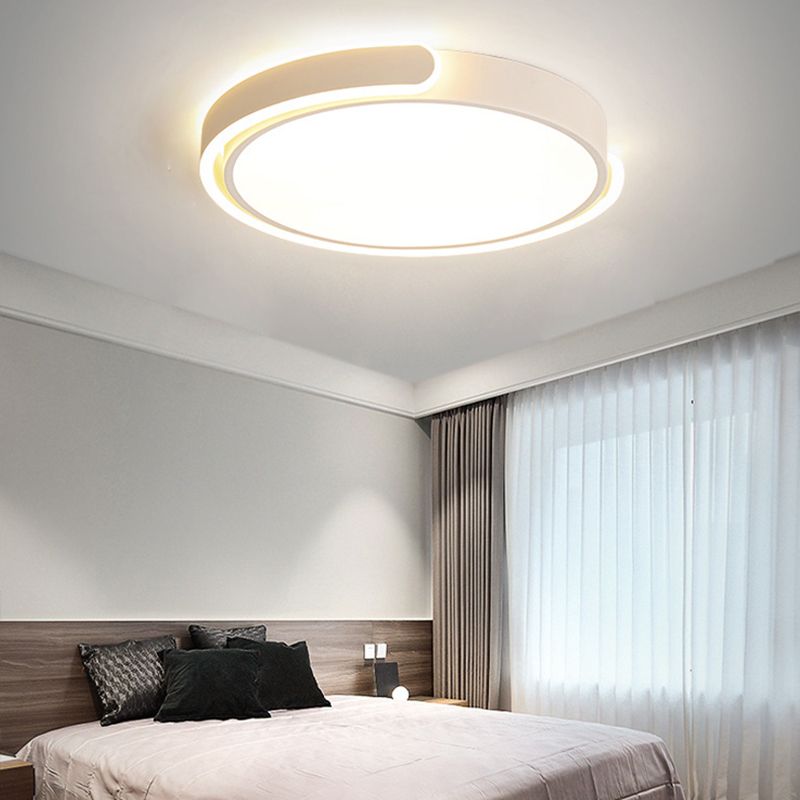 Moderne plafondmontagelamp met ronde acrylkap voor woonkamer