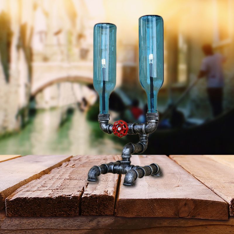 Lampada da tavolo argento antico a 2 lampadine Lampada da tavolo industriale con paralume per bottiglia di vino in ferro e vetro con base a tubo