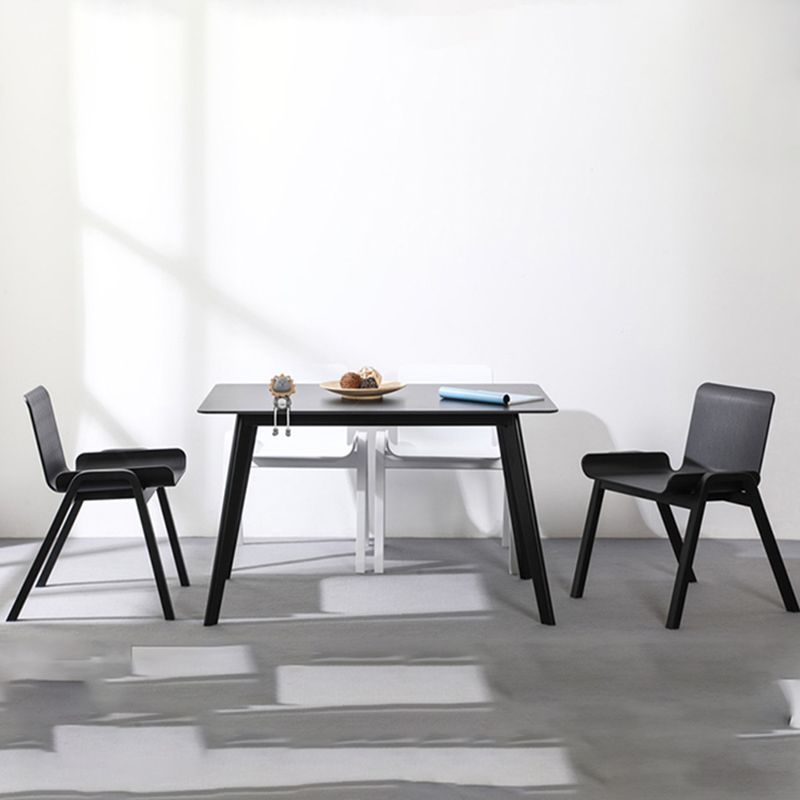 Sillón de comedor apilable escandinavo con respaldo macizo y patas de madera