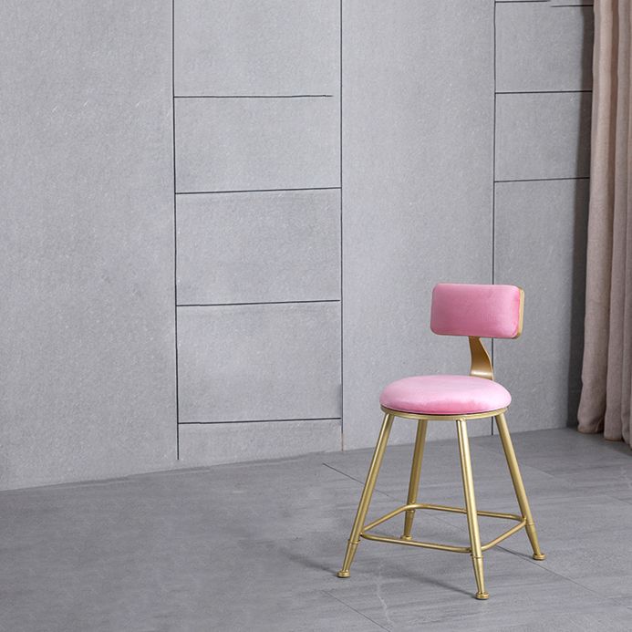 Tabouret de comptoir sans accoudoirs avec dossier Glam, tabouret de bar en fer pour salon de beauté avec coussin en daim