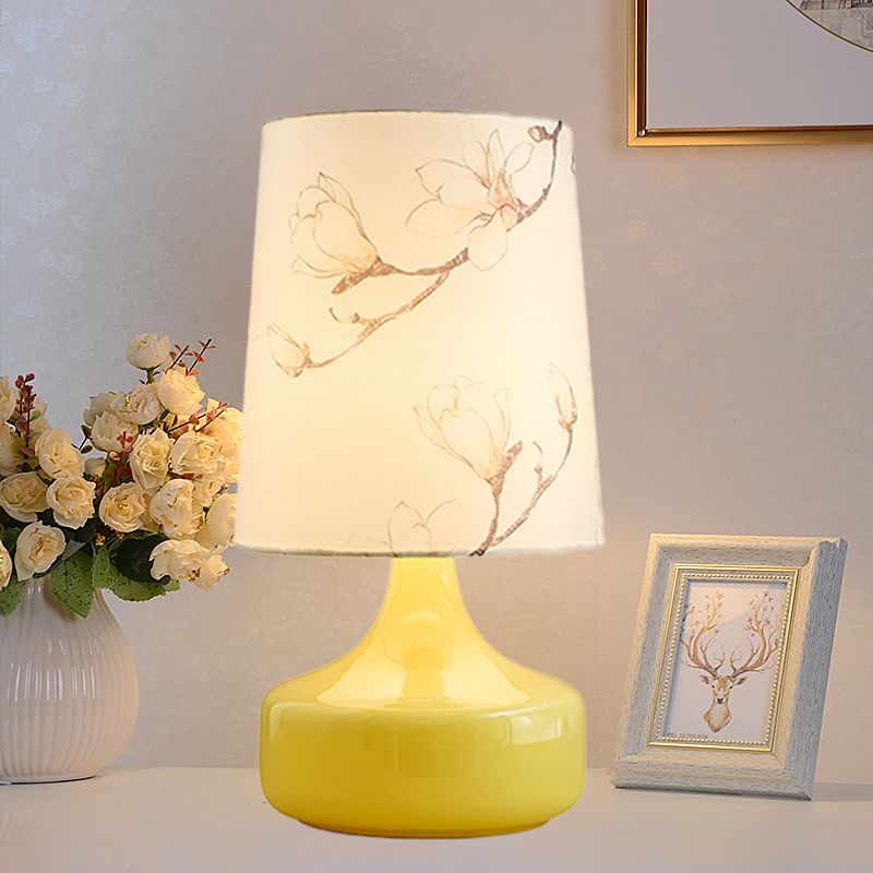 Luce notturna in tessuto stampato a lampadina singola Illuminazione da comodino a botte bianca da giardino coreano con base in vaso giallo
