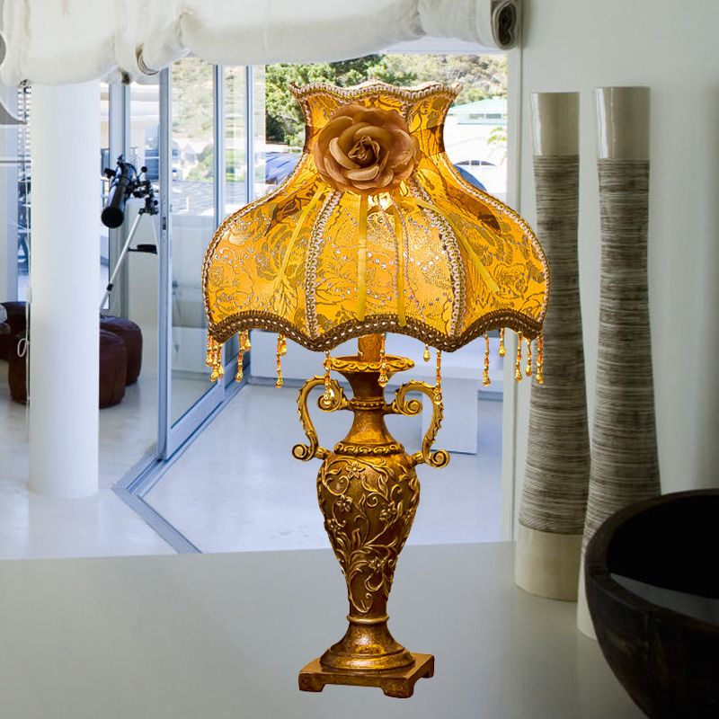 Traditionelle Zwei-Griff-Vase-Tischlampe 1 Lampenharz-Nachttischlicht mit gebogenem Stoffton in Gold