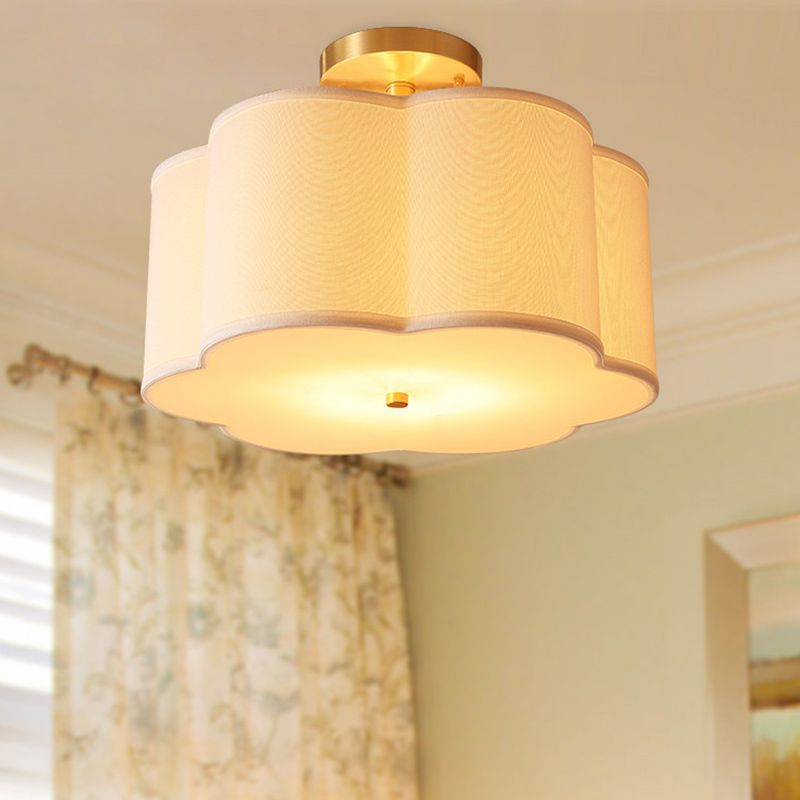 Lámpara de techo semiempotrada de tela rústica con montaje semiempotrado de flores