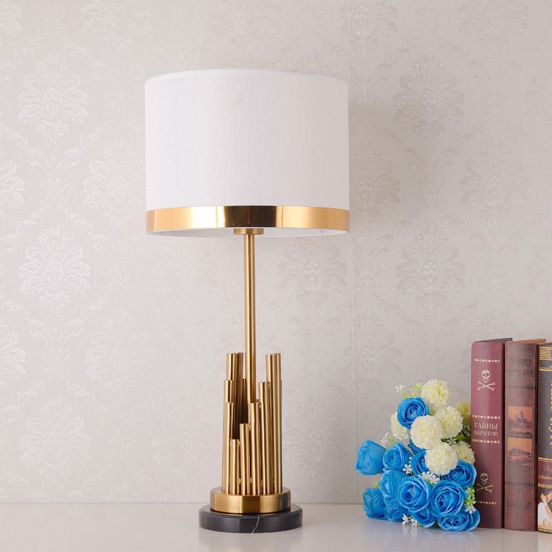 1 Éclair de tâche de chambre à coucher moderne petite lampe de bureau avec une teinte en tissu de cylindre