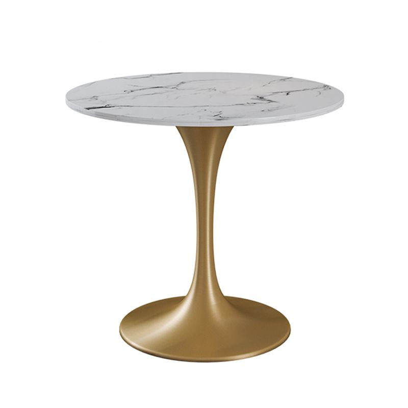 Traditionele eettafel in luxe stijl, witte ronde tafel van gesinterd steen