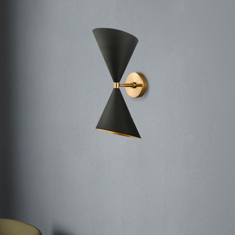Luz de pared de cono dual de metal Minimalista 2 Bulbos Lámpara de montaje de pared negra para sala de estar