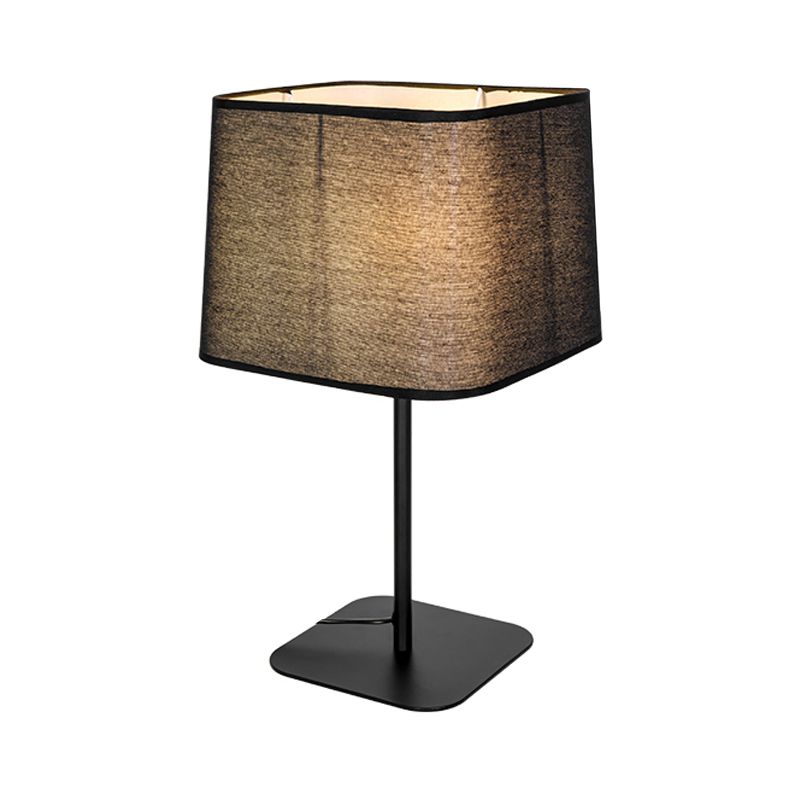 Lampe de table de nuit Simplicity à 1 ampoule, lampe de bureau cuboïde noire enfichable avec abat-jour en tissu pour chevet