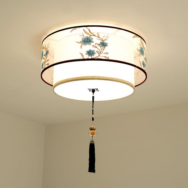 Plafonnier géométrique blanc en fer forgé de style minimaliste traditionnel avec abat-jour en tissus brodés