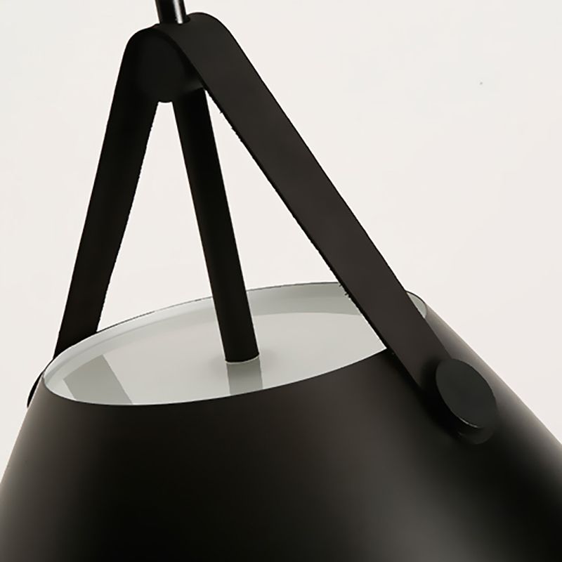 Lumière suspendue en métal