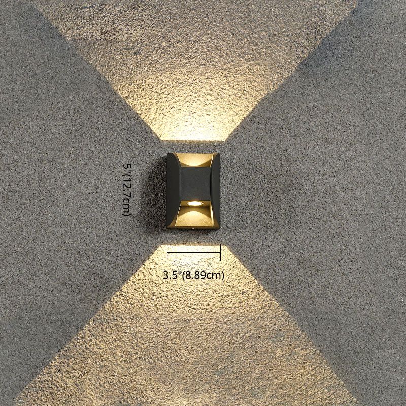 Prononi murali minimalisti contemporanei su e giù per il corridoio del portico