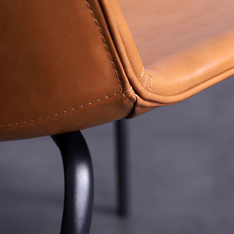 Silla de comedor con acabado mate de cuero de silla lateral con respaldo sólido de hotel contemporáneo