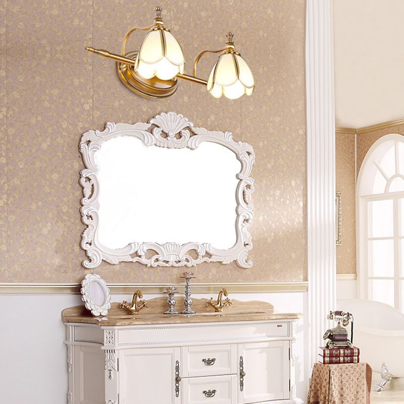 Vintage -überbackene Schaftbeleuchtung Opalglas Waschtischleuchte in Messing für Badezimmer