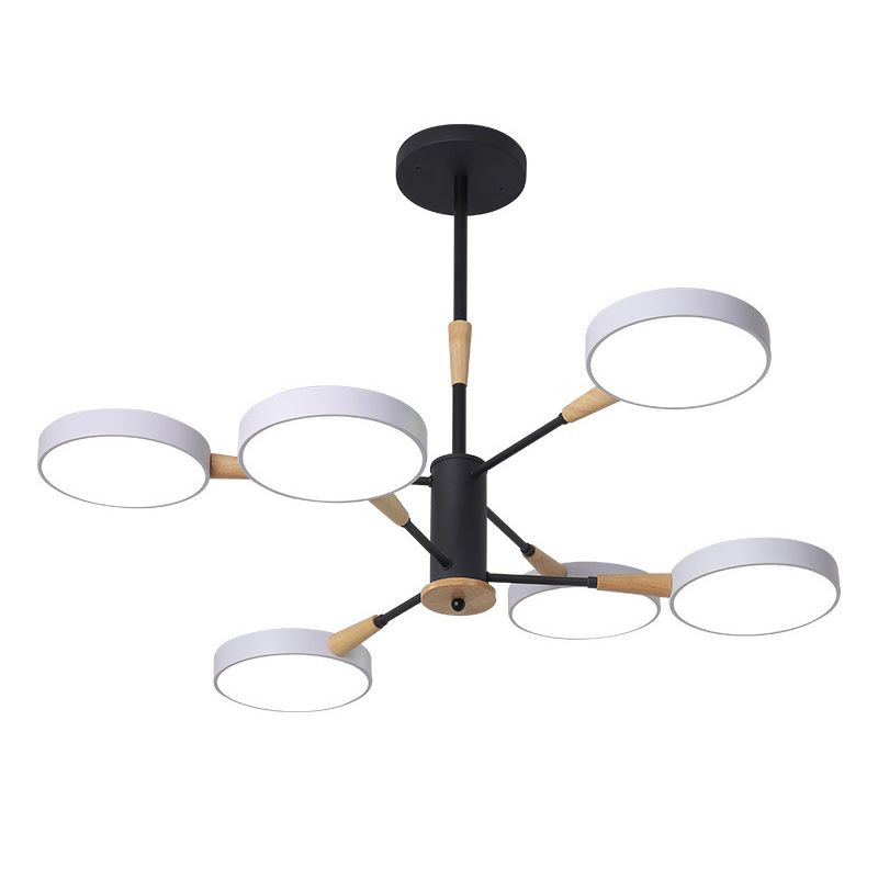 Apparecchiatura di illuminazione a sospensione dei cerchi metallici.