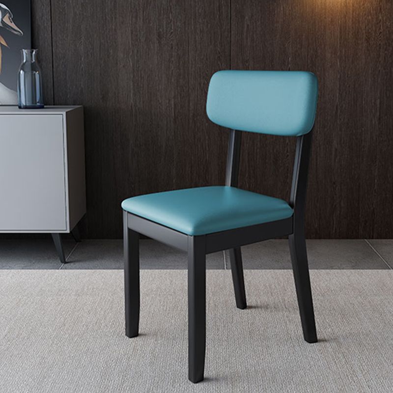 Silla auxiliar de comedor moderna, silla con respaldo abierto curvado de madera maciza y cuero con acabado mate