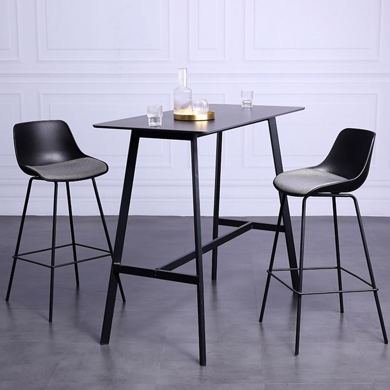 Tabouret de bar industriel rembourré blanc, haut d'intérieur noir avec siège baquet