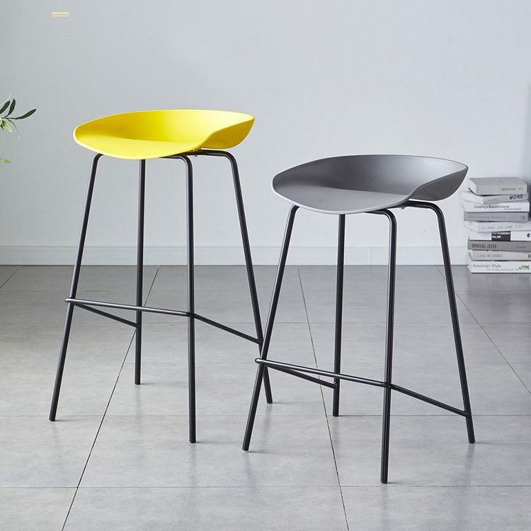 Taburete de bar moderno, taburete de bar interior de plástico sin brazos con base de acero con reposapiés