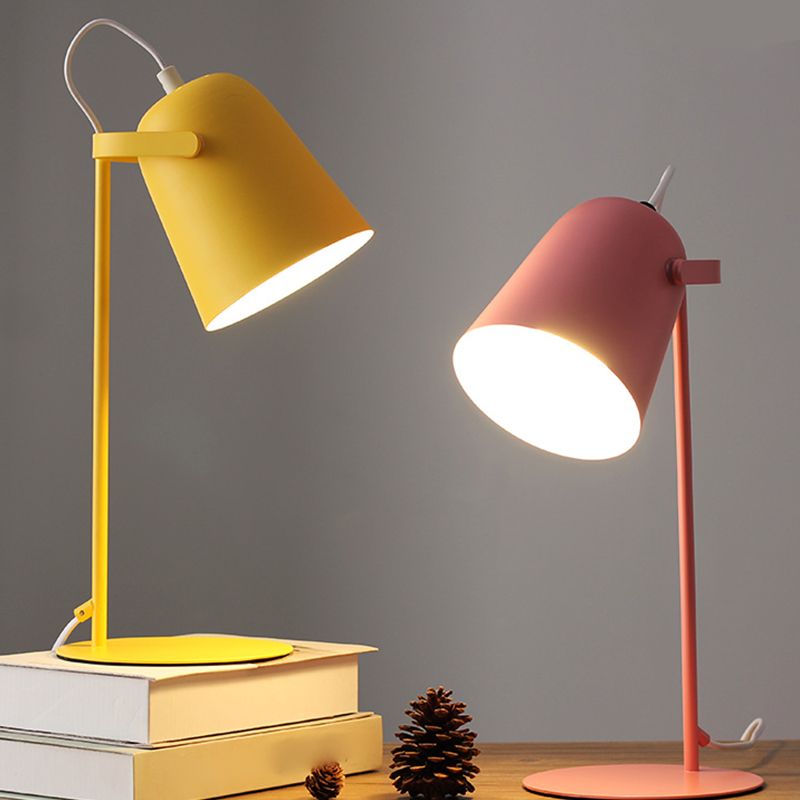 Lampe de table de chevet conique de style contemporain en métal 1 lampe de table à la lumière