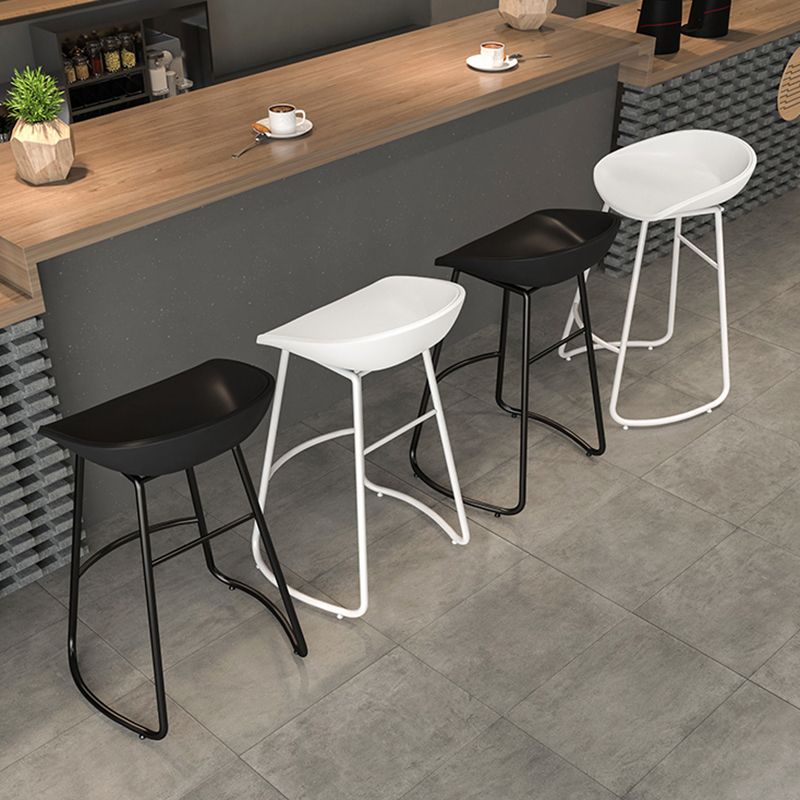 Zeitgenössischer Thekestange Plastikstuhl Stuhl mit Eisenbasis und Fußstütze