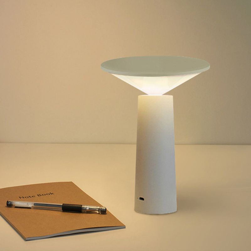Lámpara moderna de lectura LED Lámpara de mesa de metal de torre blanca ligera con sombra de plástico