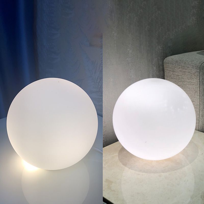 1-Kopf-Wohnzimmertischlampe nordisches Nachttischlicht mit kugelförmiger weißer Glasschatten