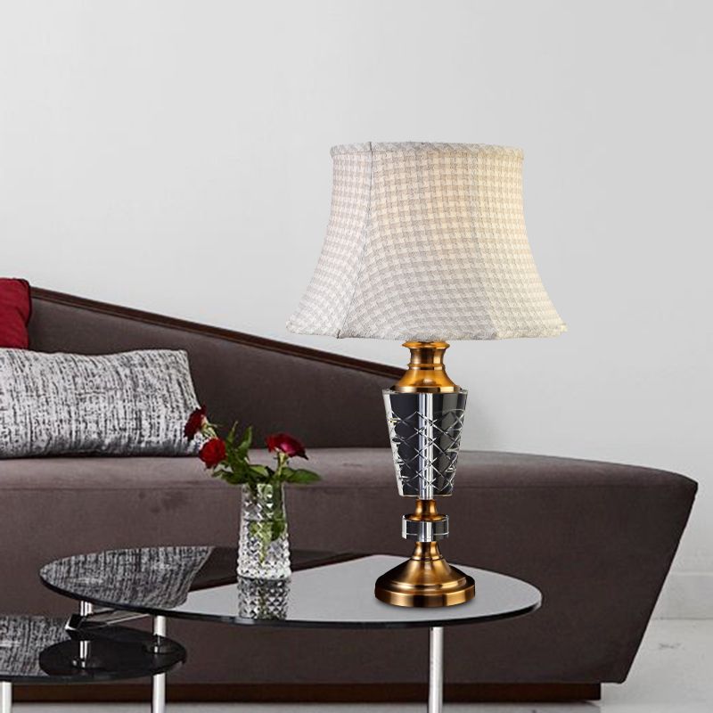 Lámpara de mesa con pantalla de campana de tela, lámpara de noche tradicional de una sola bombilla en color beige con base de cristal tallado