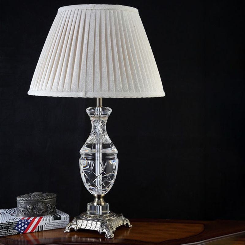 Tissu lampe de bureau ombrée moderne 1 tête gris claire avec bronze sculpté piédestal métallique