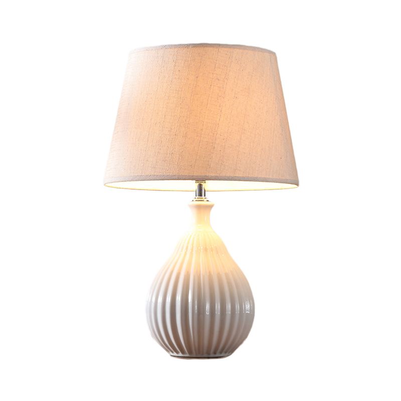 Lumière de nuit blanche / verte Lumière minimaliste 1 lampe de table de chevet en céramique légère avec nuance de tissu cône