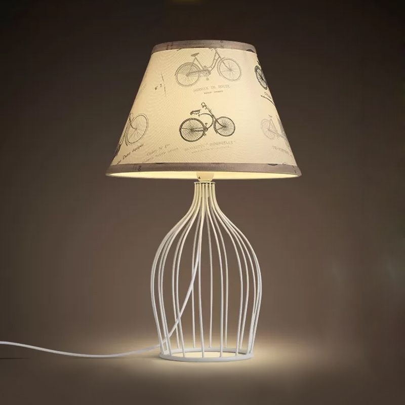 Luz de mesa nocturna de cónica blanca tela tradicional 1 cabezal lámpara de escritorio de sala de estar con base de jaula de alambre