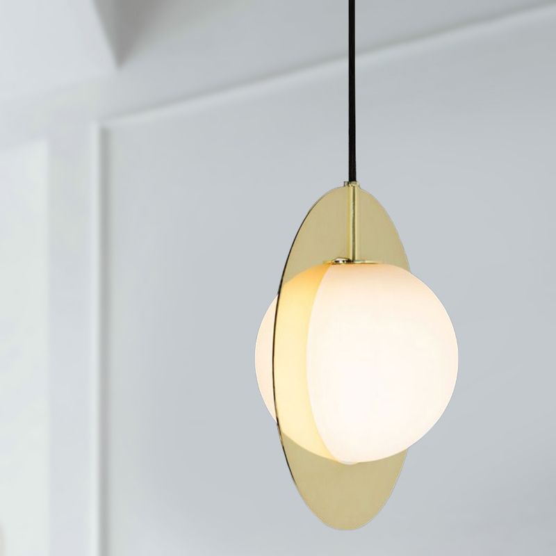 Lámpara colgante de vidrio blanco globe posmoderno 1 cabeza colgante de techo con anillo de oro