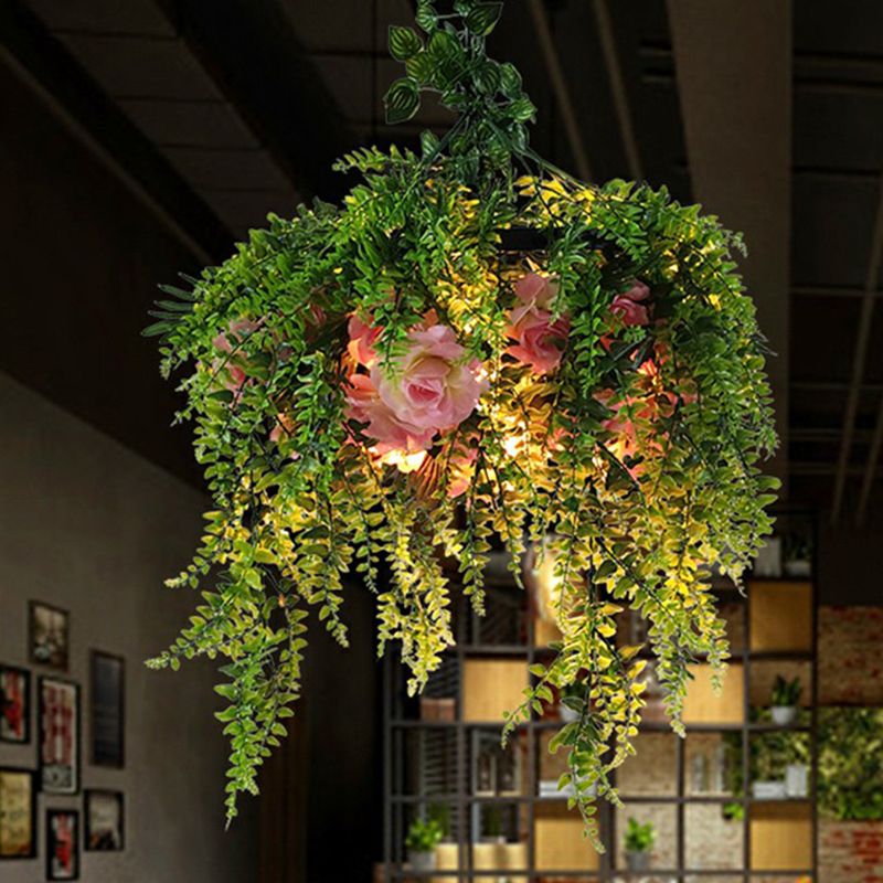 Wagenrad -Eisen -Anhänger Beleuchtung Industrielles Bistro -Kronleuchter mit künstlicher Pflanze in Grün