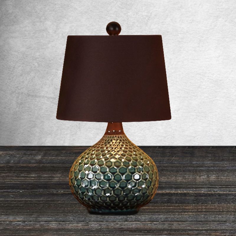 Lampada da notte in tessuto a tamburo affusolato Lampada da tavolo da soggiorno retrò a 1 luce in bianco/caffè con base in ceramica a cipolla