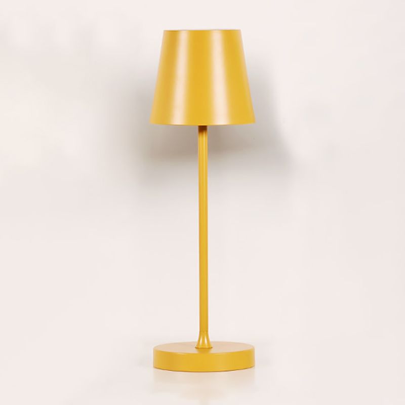 Moderne Stilkegelform Table Beleuchtung Metall 1 Leuchttischlampe für Bett