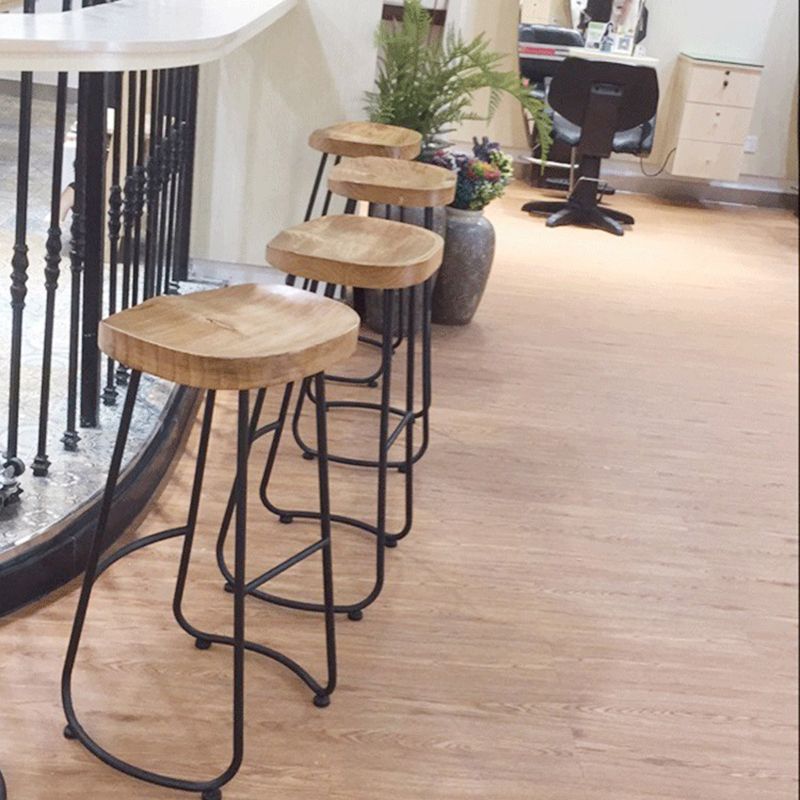 Barhocker aus Eisen im modernen Stil mit Fußstütze, lässiger Barhocker für die Küche