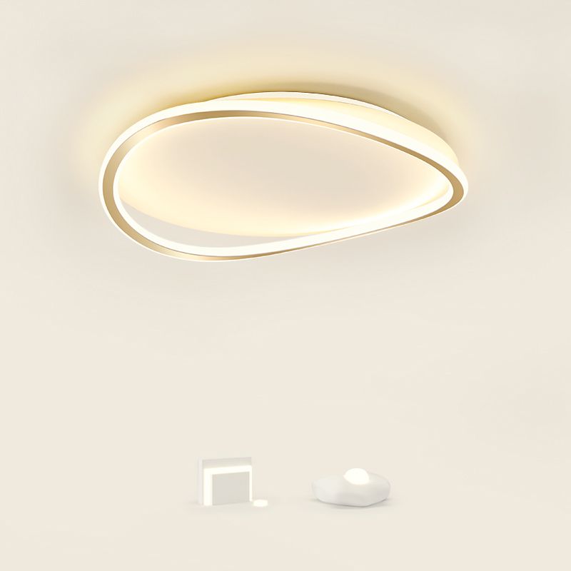 Plafonnier LED en acrylique doré, montage encastré linéaire en fer de simplicité moderne pour chambre à coucher