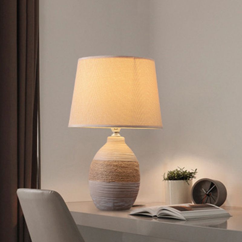 Flaxen/grijze 1-licht nachtkastje Lamp Traditionele stof Drum Desk Licht met trapezoid/ovaal/Globe keramische basis