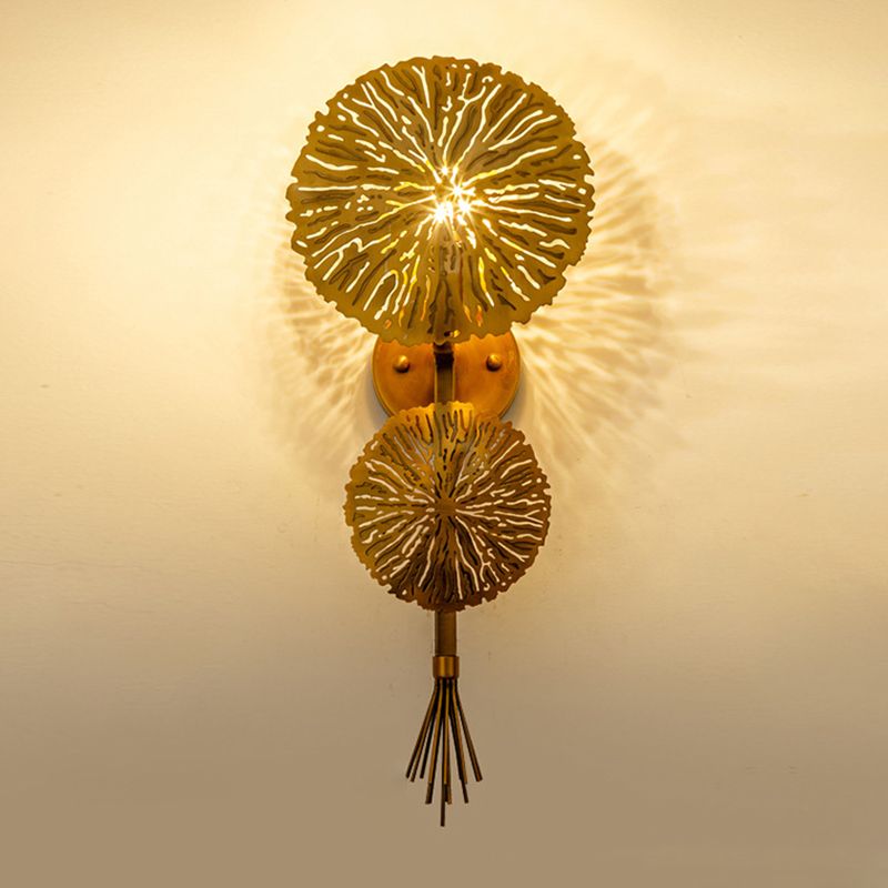 Luz de pared de forma de loto dorado en la lámpara de pared de hierro electroplacado de estilo creativo moderno para espacios interiores