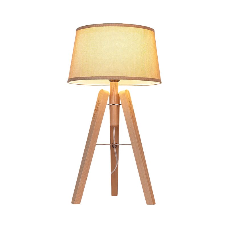 Lampada da comodino modernista a 1 lampadina con luce da scrivania affusolata in tessuto in marrone/beige con treppiede in legno