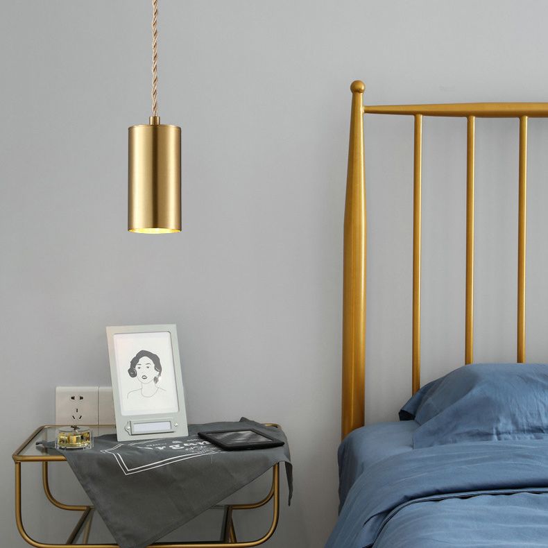 Lámpara de suspensión cilíndrica de la noche de metal 1 Bulbo posmoderna Luz colgante en oro